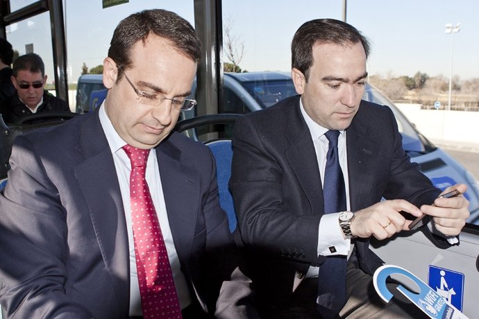 Ortiz y Carabante probando la nueva conexión wifi de la linea 522 de bus