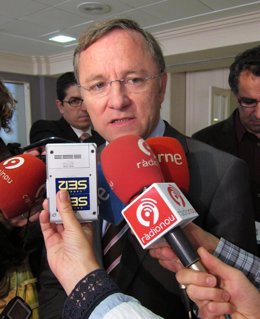 El conseller Juan Carlos Moragues atiende a los periodistas.