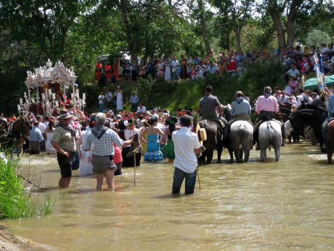 Paso de una hermandad por el Vado del Quema