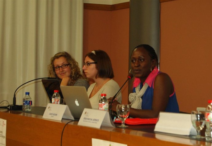 La activista congoleña Caddy Adzuba en una charla en el CEU