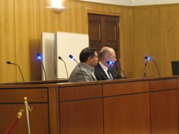 El condenado junto a su letrado, durante la vista celebrada hoy.