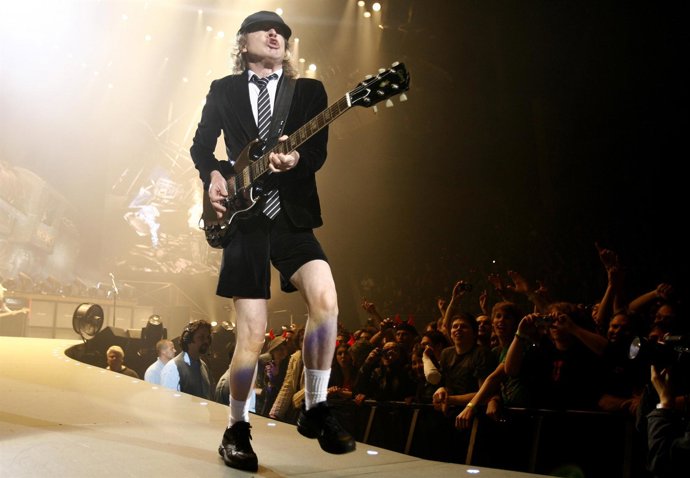 El guitarrista Angus Young, d'AC/DC