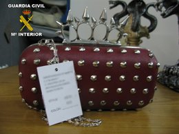Uno de los bolsos intervenidos con puño americano