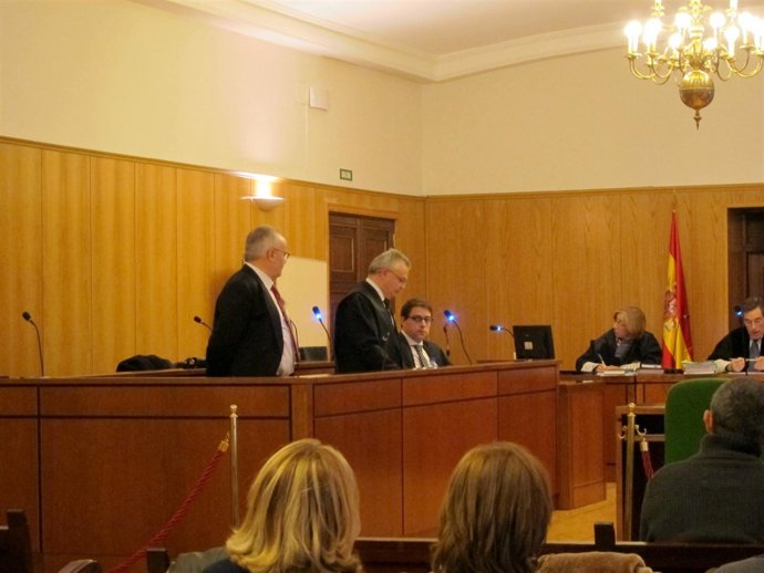 Amado, a la izquierda, y Maurilio Parrado, durante una de las vistas celebradas.