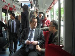 Joaquim Forn en el nuevo bus biarticulado híbrido de Barcelona, línea H12