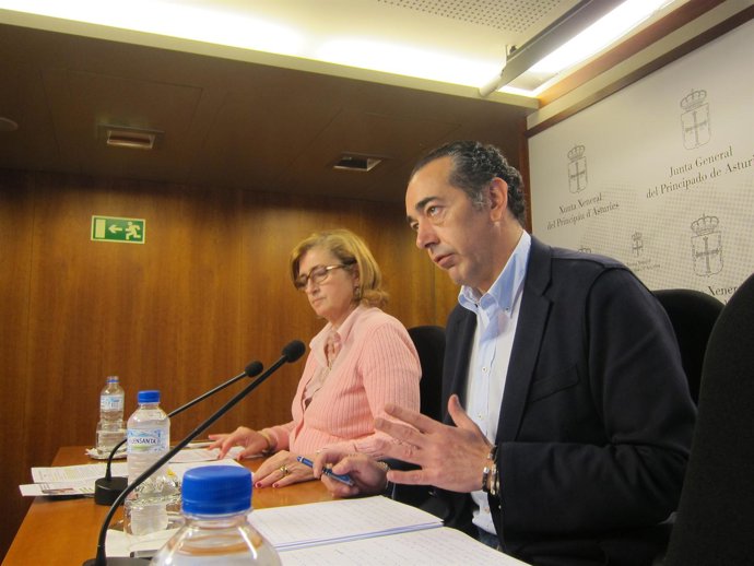 Goñi, junto con la diputada Victoria Delgado, en rueda de prensa.