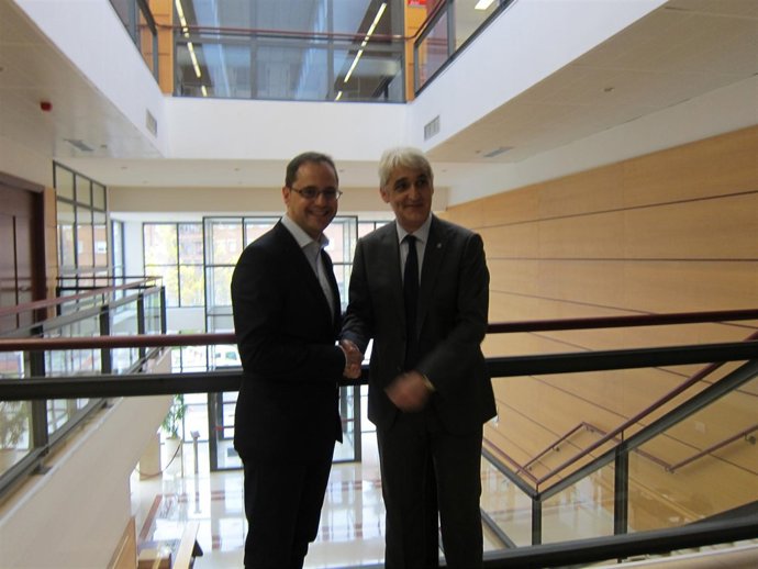 Secretario general PSR, César Luena, y el rector de la UR, José Arnáez