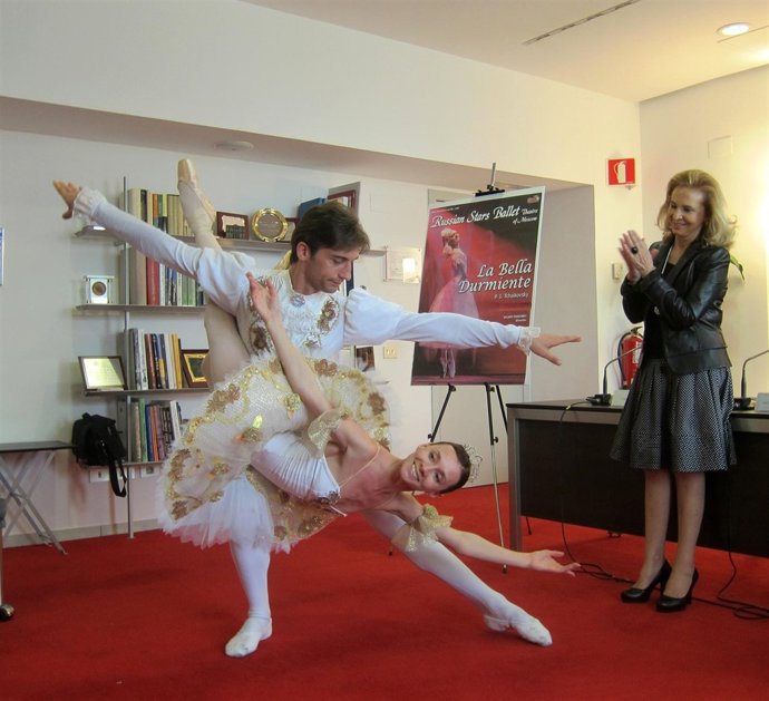 Los bailariens del Rusian Stars Ballet realizan uan demostración en el Palau