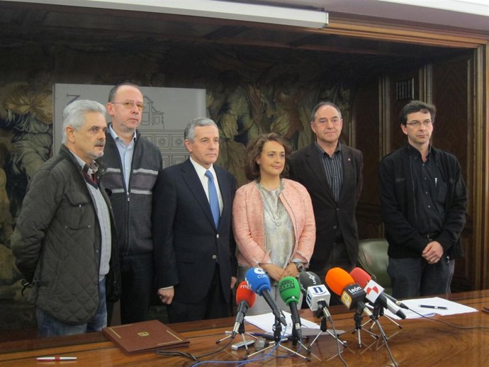 El alcalde y la concejal de Personal con los sindicatos