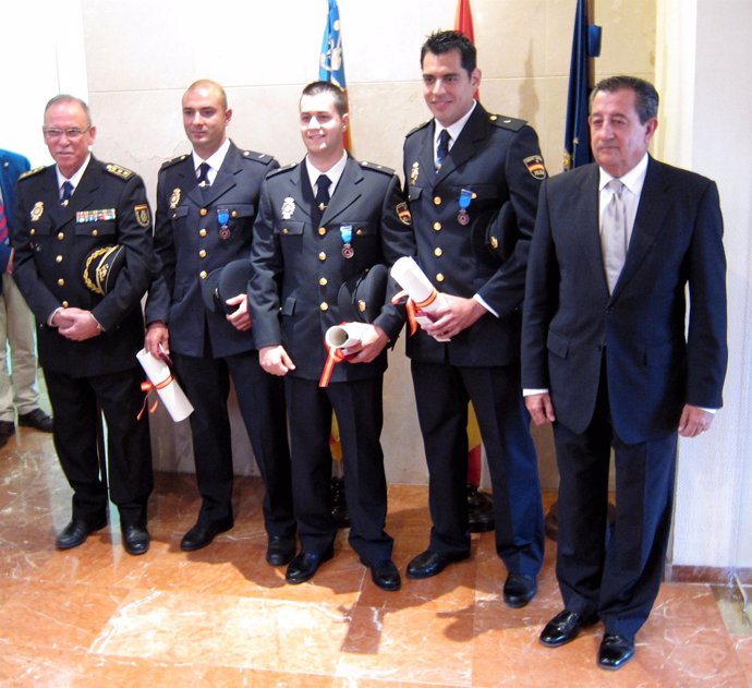 En el centro, los tres agentes condecorados con la Medalla de Protección Civil