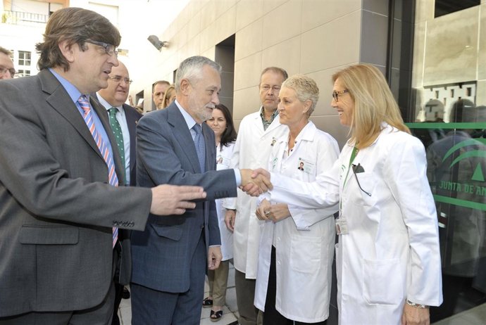 Griñán saluda al equipo médico del nuevo centro de salud de Gádor