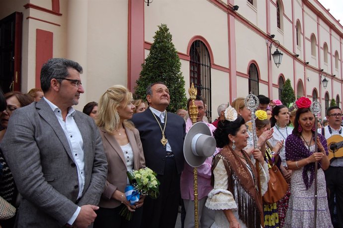 Momento de la ofrenda floral a las puertas del Ayuntamiento.
