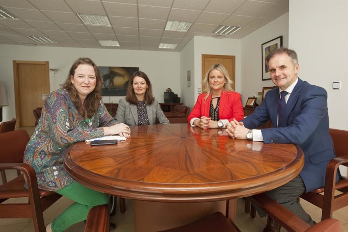 La consejera de Presidencia y Justicia con la presidenta de la FVT