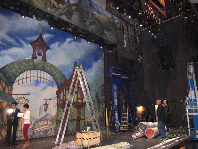 Montaje del musical 'La Bella y la Bestia' en el Teatro Principal
