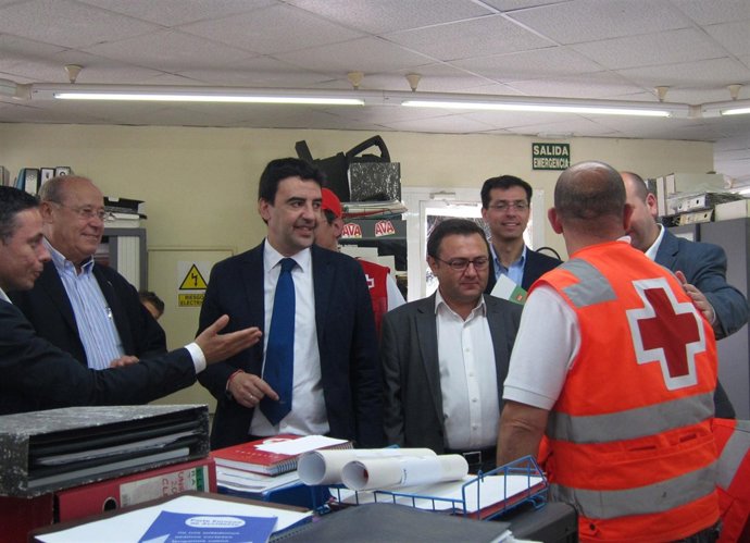 Mario Jiménez visita las instalaciones de Cruz Roja en Málaga