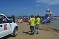 Unas 6.000 personas cruzan este miércoles el Guadalquivir en Sanlúcar bajo la coordinación del dispositivo de la Junta