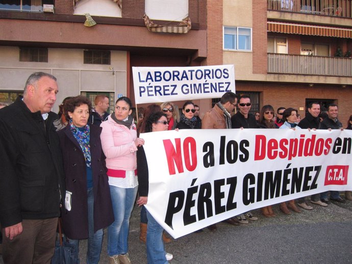 Moro (izda.) con los trabajadores de Pérez Giménez ante el juzgado
