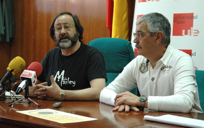 El naturalista Luis Miguel Domínguez (izquierda) en la Universidad de León