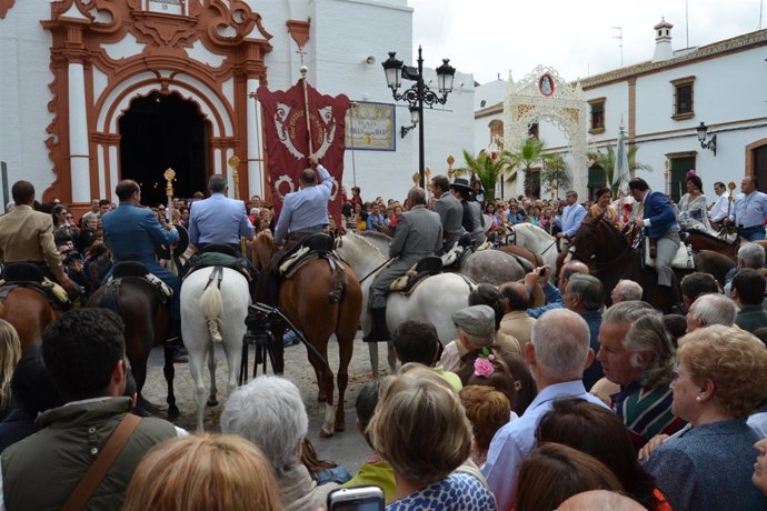 Hermanos de la Hermandad Matriz de Almonte.