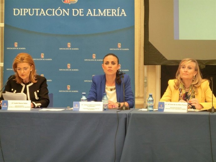 En el centro, la diputada Elisa Fernández 