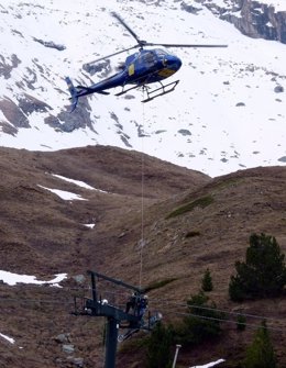 Desmontaje del telesilla Basibé, en Cerler, con la ayuda de un helicóptero