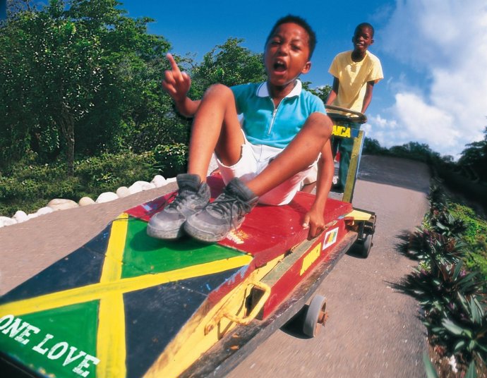 Niños jugando al boxcar en Jamaica