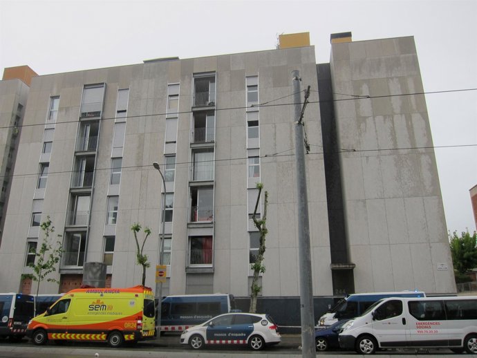 Bloque de pisos desalojados en el Besòs