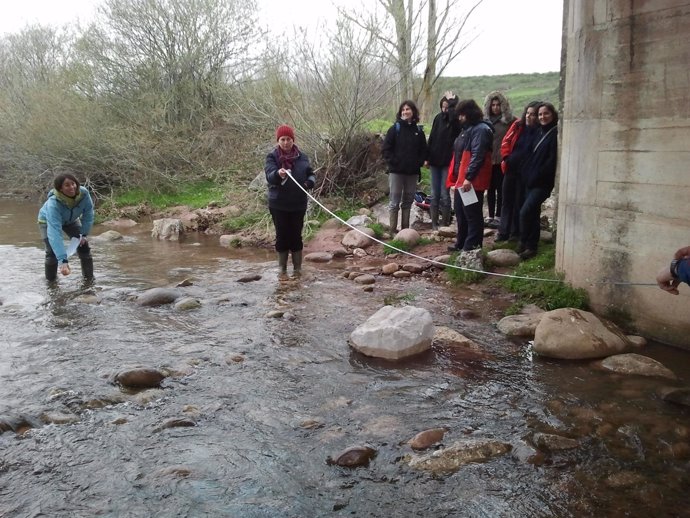 Voluntarios en el río Híjar    