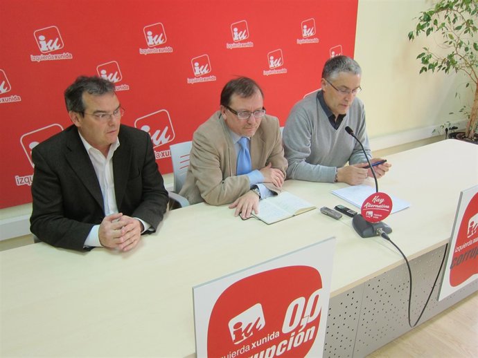 Iglesias (centro) con Manuel Orviz y Ángel González, en rueda de prensa.