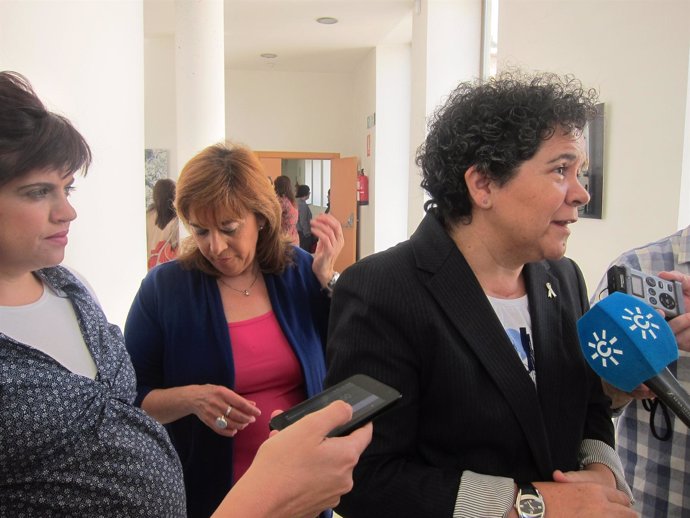 Soledad Ruiz atiende a los periodistas, junto a Gálvez y Marín.