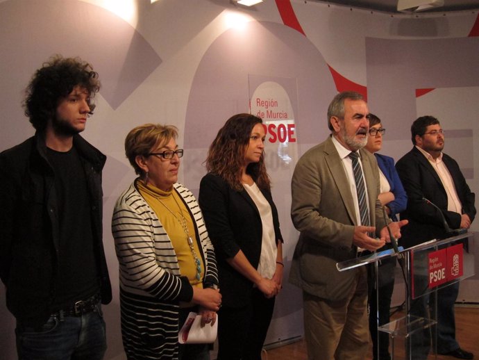 González Tovar, junto a miembros del área económica del partido