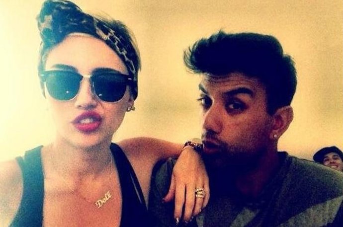 Miley Cirus anillo de compromiso