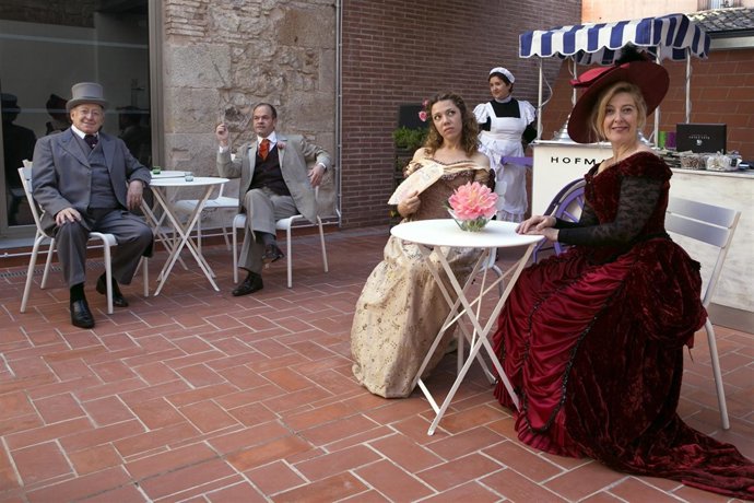 Los intérpretes de 'La meva Ismènia' en la terraza de La Seca.