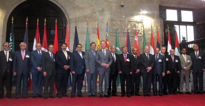 Alberto Fabra junto al grupo de embajadores árabes