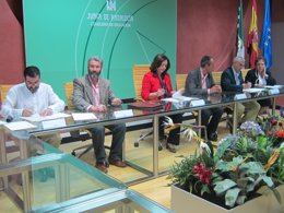 La consejera de Educación, Mar Moreno, firma acuerdo con los sindicatos