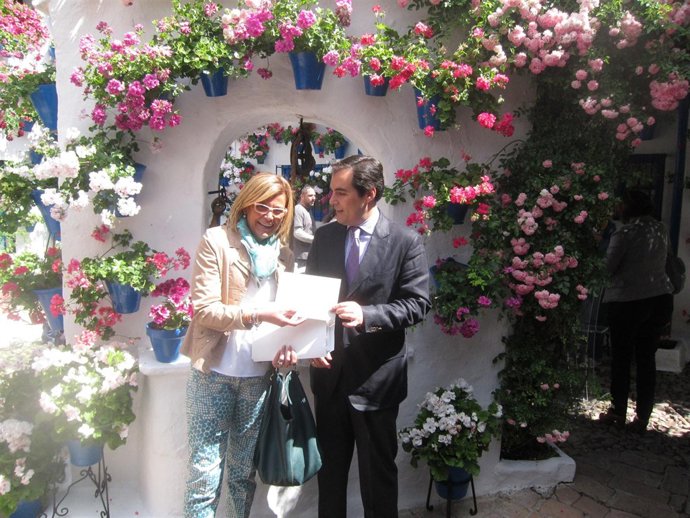 Caracuel y Nieto en el patio de la calle Trueque, 4