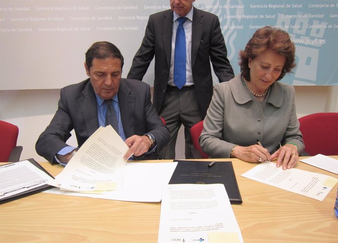 Antonio María Sáez Aguado e Isabel Oriol firman el convenio de colaboración