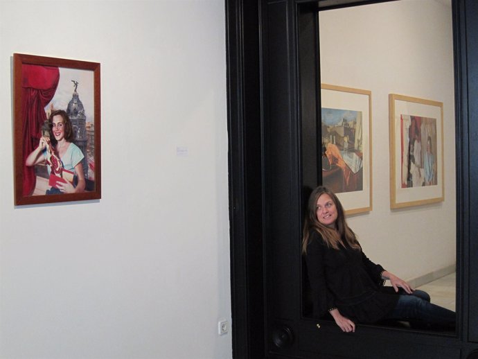 La artista Ouka Leele junto a algunas de sus obras en la Galería Punto 
