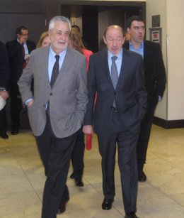 Griñán y Rubalcaba a su llegada al acto del PSOE sobre el pacto por Andalucía