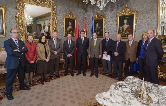  Iribas, En El Centro, Flanqueado Por Los Rectores De La UPNA Y De La UN. 
