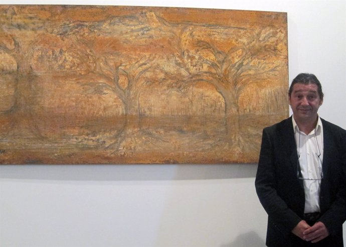 Fernando Ledesma delante de una de sus obras en la Sala Santo Domingo