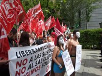 Delegados de Liberbank protestan frente a la Bolsa de Madrid coincidiendo con la salida a cotización de la entidad