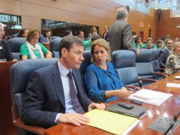 Tomás Gómez Y Maru Menéndez En La Asamblea De Madrid