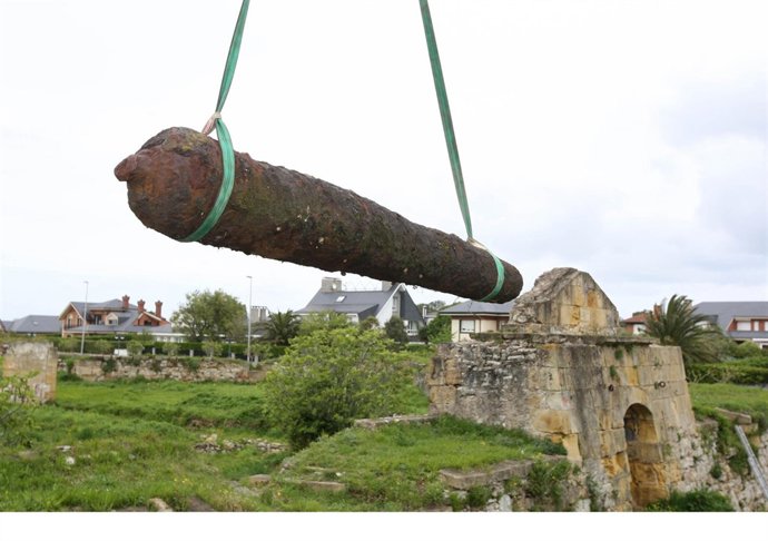 Retirada de uno de los cañones