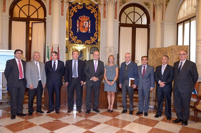 De la Torre y miembros del proyecto 'Málaga Sí'  