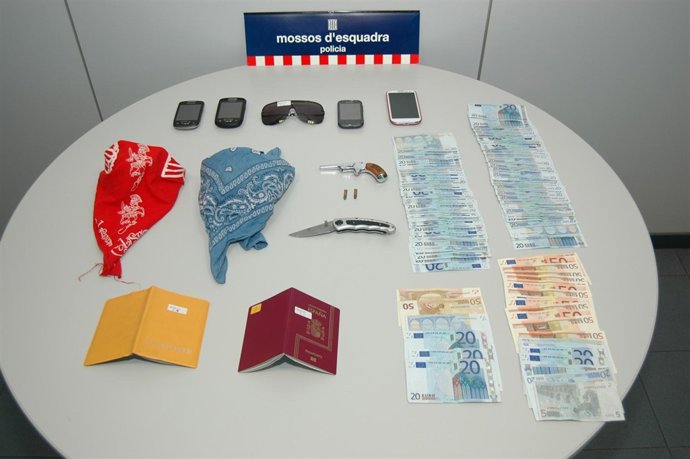 Material recuperado por los Mossos d'Esquadra de tres atracos en Lleida