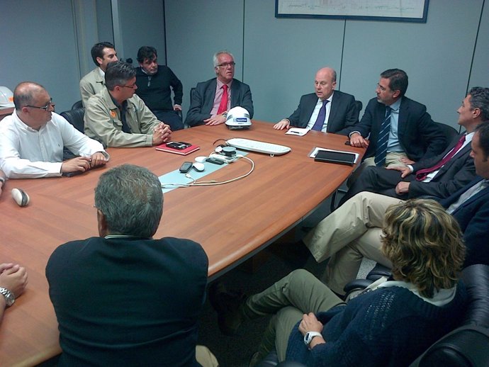 Buch se reúne con el comité de empresa de Galmed, junto a Castelló y Monzonís.