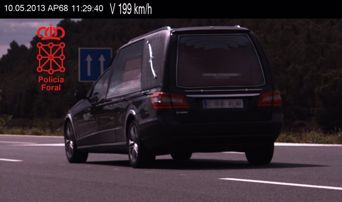 Imagen del coche fúnebre que circulaba a 199 km/h.