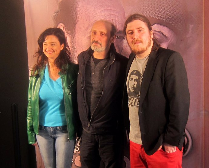 José Luiz Gil (centro), junto a la coprotagonista y el productor de su corto.