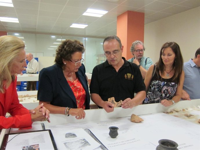 Imagen de archivo con Barberá Y Beneyto Observand oRestos Del Yacimiento Ruaya
